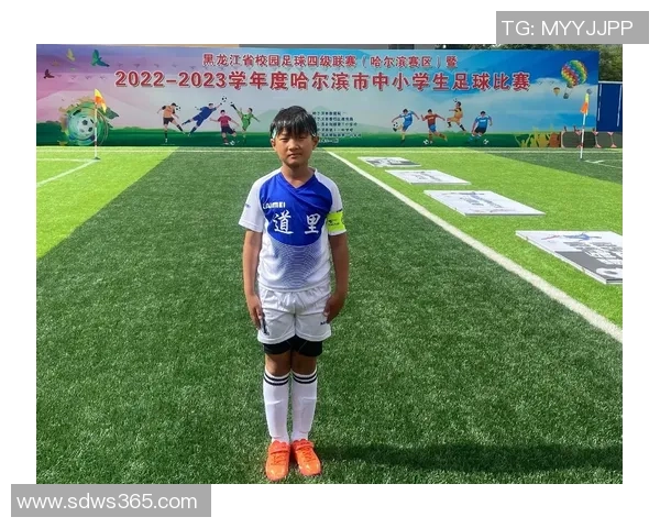 她因长相酷似足球球星成为校园明星 引发粉丝热议与话题讨论 她因长相酷似足球球星成为校园明星 引发粉丝热议与话题讨论