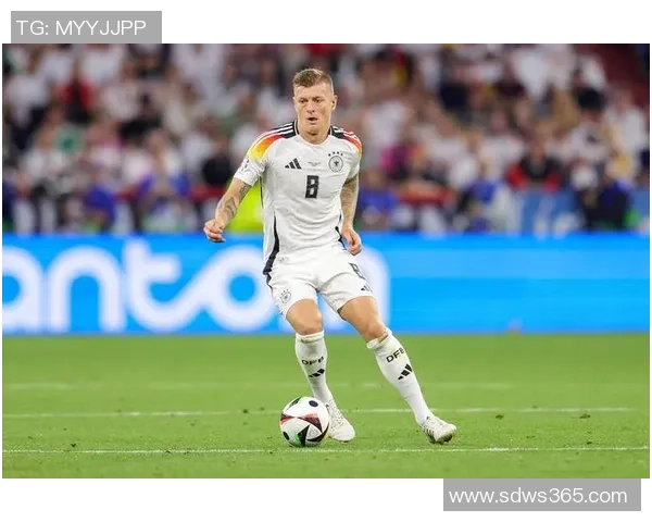 如何欣赏和评价足球球星的技艺与表现深入剖析其场上风采