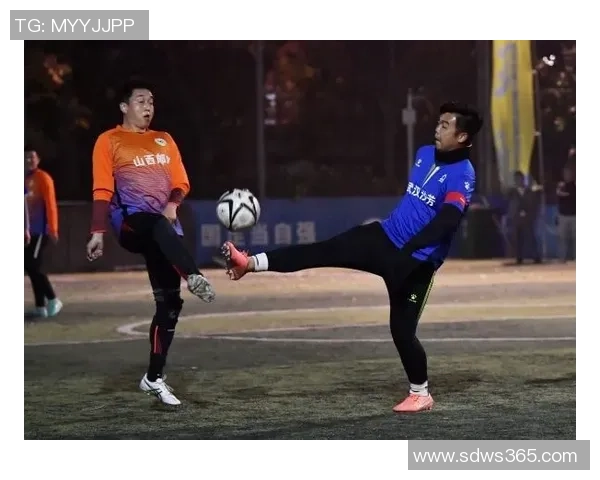 短发足球明星的激情与突破:赛场上的力量与速度之舞 短发足球明星的激情与突破:赛场上的力量与速度之舞